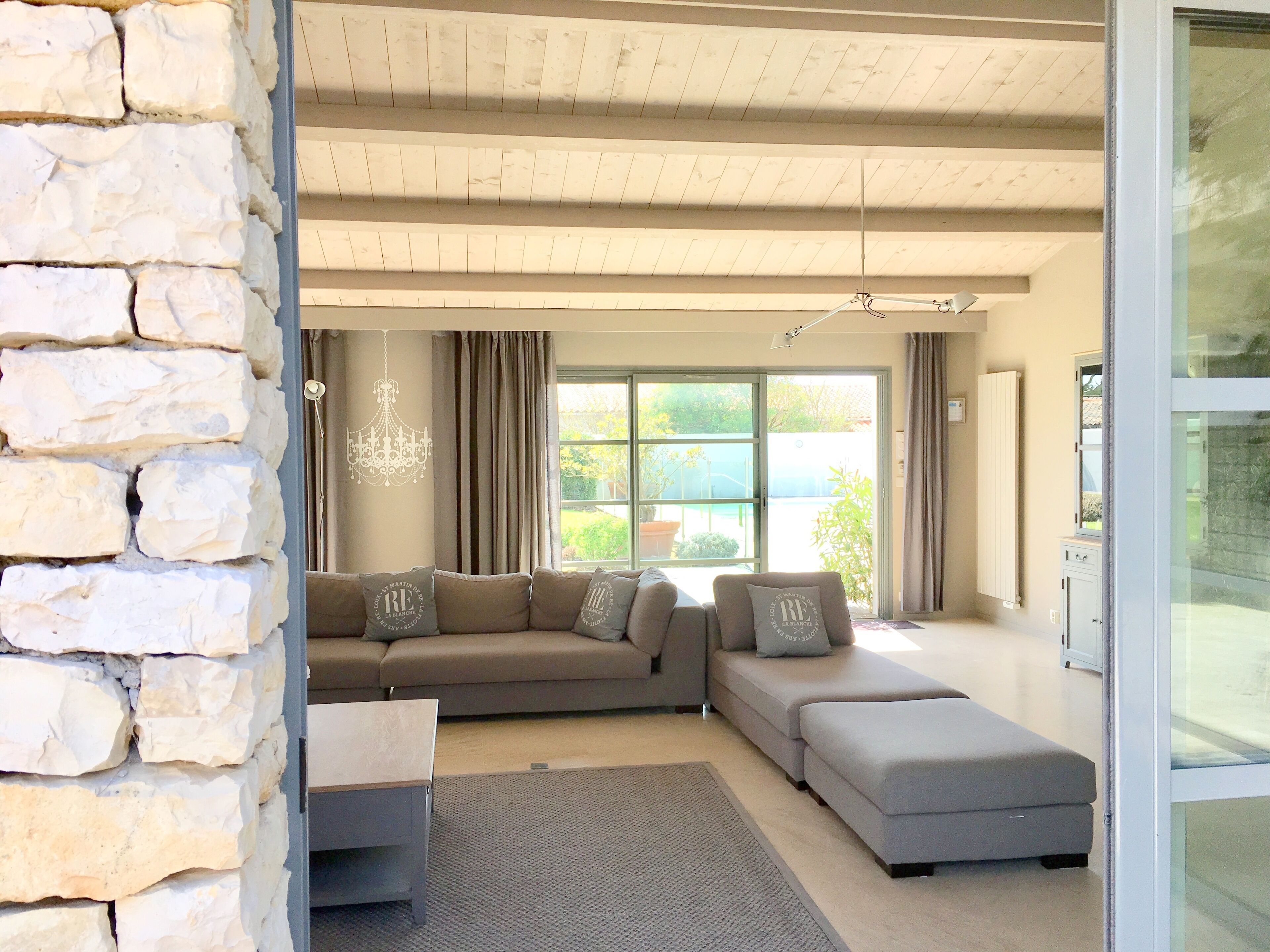 High-end architect villa 350 m2, splendid swimming pool (20x5m), private cinema