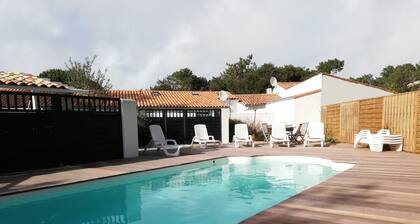 Ferienhaus für 4 Personen, 2 Schlafzimmer, private Terrasse, beheizter Pool, privater Parkplatz