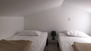 2 slaapkamers, een strijkplank/strijkijzer, internet