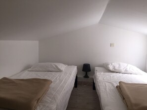 2 bedrooms, iron/ironing board, Internet
