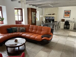 Smart-TV, Kamin, Bücher, Stereoanlage