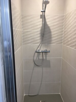 Badewanne, Haartrockner, Handtücher, Seife
