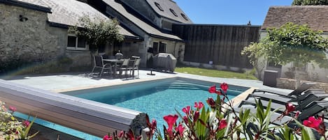 Una piscina al aire libre, una piscina climatizada