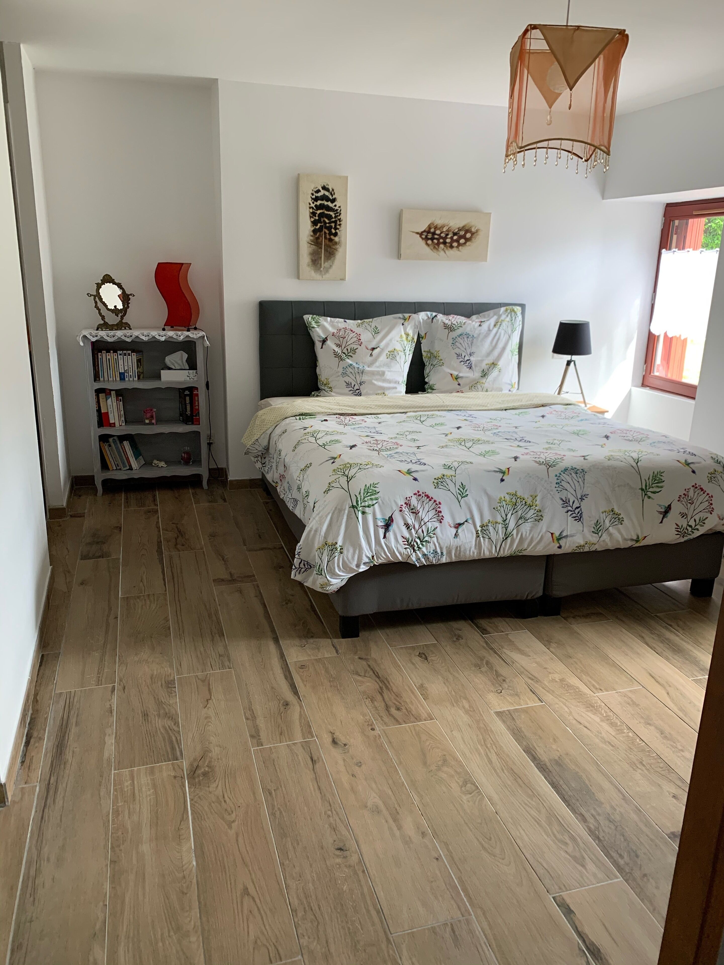 6 bedrooms, desk, iron/ironing board, travel crib