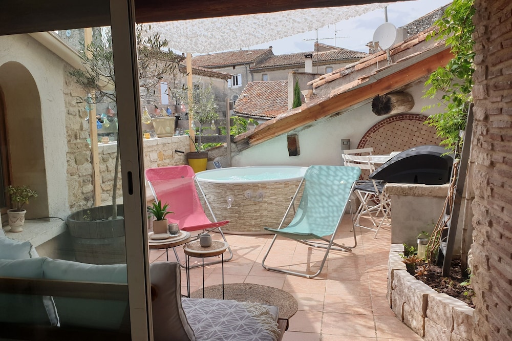 Charming house with jacuzzi and terrace on the roofs