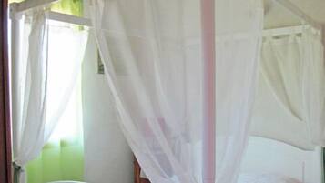 2 slaapkamers, een strijkplank/strijkijzer, gratis wifi, beddengoed