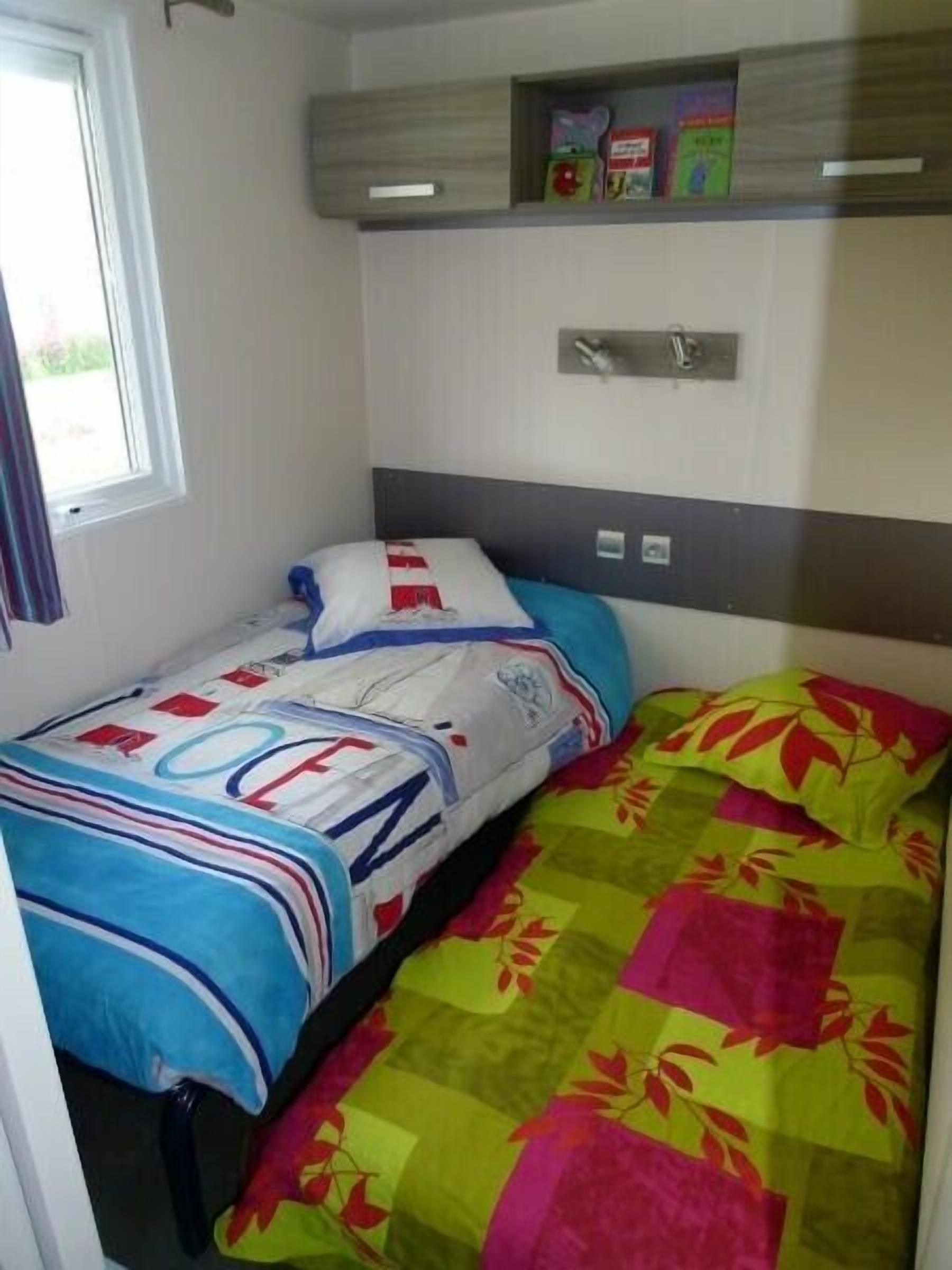 chambre 2 avec 2 lits