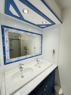 Badewanne, Haartrockner, HandtĂŒcher