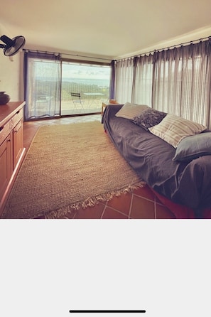 4 bedrooms, iron/ironing board, internet, bed sheets