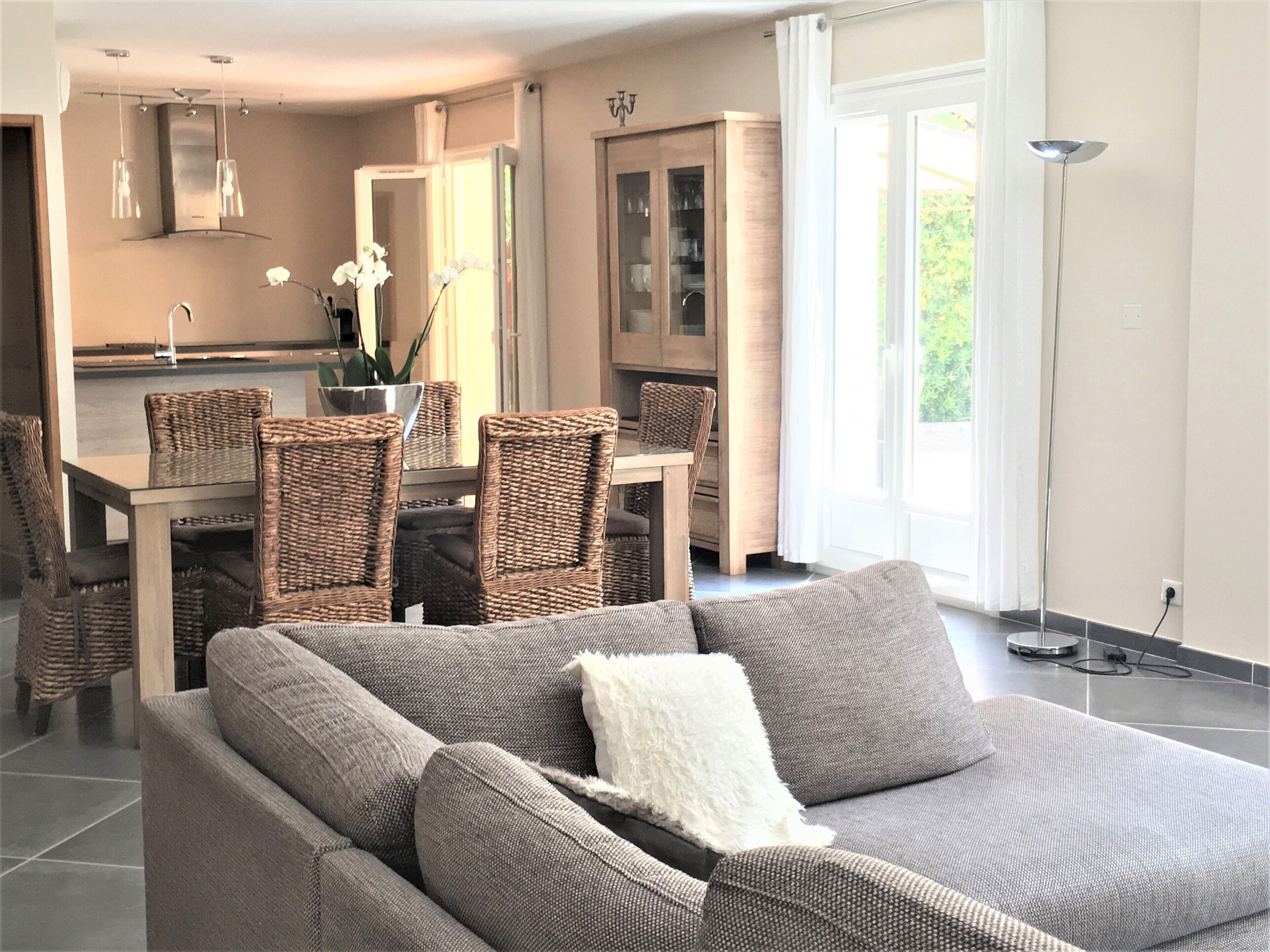 Televisie, een dvd-speler, een muziekbibliotheek en een stereo