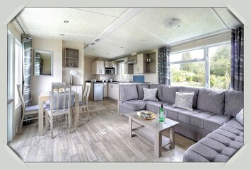 SALON ET CUISINE OUVERTE, GRAND ESPACE TOUT ÉQUIPÉE (Climatisation)