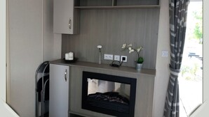Uma cozinha compacta com fogão embutido, um armário pequeno e uma tomada.