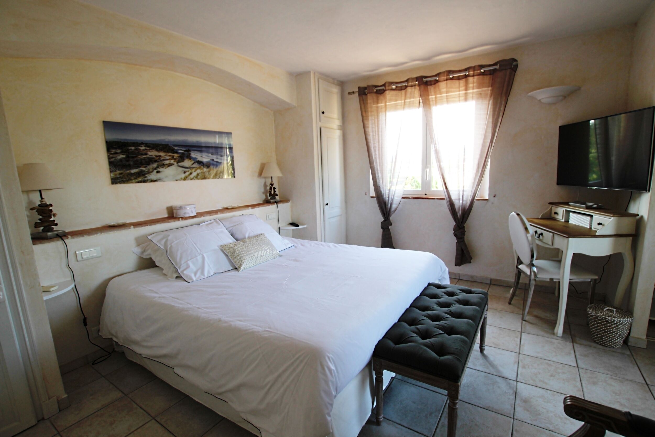 4 chambres, coffres-forts dans les chambres, fer et planche à repasser
