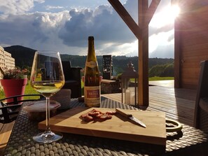 Outdoor dining - Recent fenced chalet view of nature and mountains wifi charges included (Gerbépal)