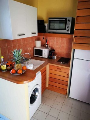 Réfrigérateur, micro-ondes, four, plaque de cuisson