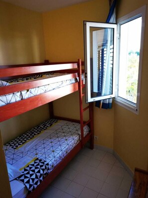 2 chambres, bureau, fer et planche à repasser, accès au Wi-Fi (inclus)