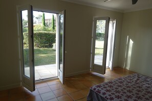 5 habitaciones, tabla de planchar con plancha, cuna de viaje y wifi 