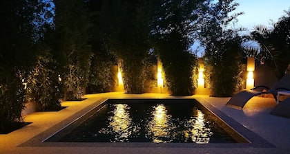 Schöne zeitgenössische Villa in der Nähe von Azurblau und See