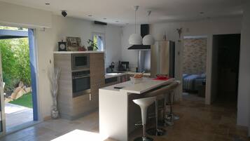 Een koelkast, een microgolfoven, een oven, een kookplaat