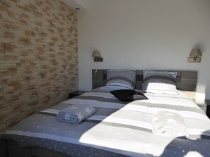 2 bedrooms, iron/ironing board, travel cot, free WiFi