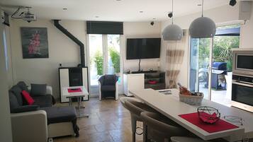 Smart-tv, een open haard, een dvd-speler en een filmbibliotheek