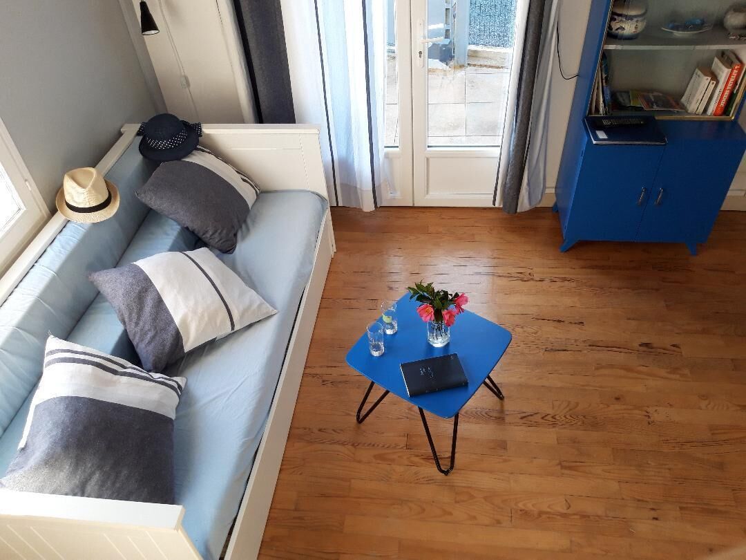 3 * house with quiet courtyard, beach, harbor and shops on foot