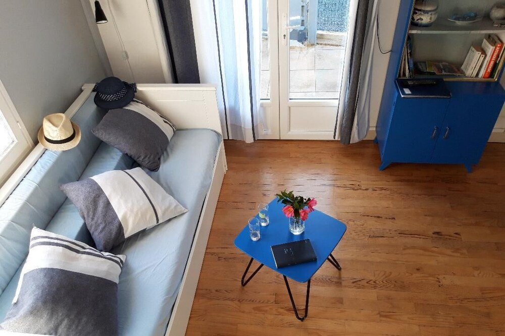 3 * house with quiet courtyard, beach, harbor and shops on foot