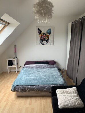 2 Schlafzimmer, Schreibtisch, Bügeleisen/Bügelbrett, Reisekinderbett