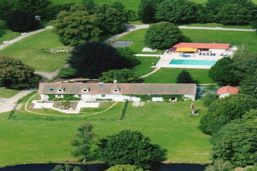 Magnificent domain with swimming pool and private park for 18 people.