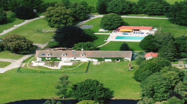 Exterior - Magnificent estate with swimming pool and private park for 18 people. (Jeanménil)