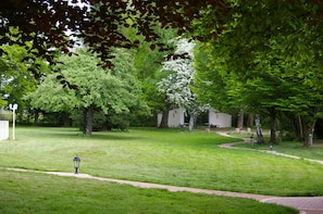 Property grounds - Magnificent estate with swimming pool and private park for 18 people. (Jeanménil)