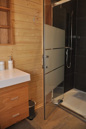 Badekar, hårføner, håndklær og toalettpapir