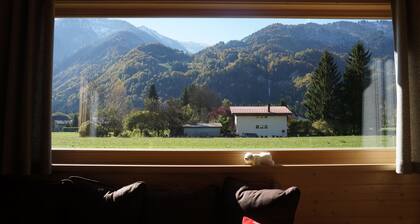 50m from the ski bus, slopes 5min, 4 * Family Chalet with parking and Wifi