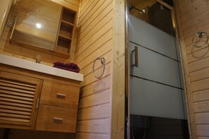 Baignoire, sĂšche-cheveux, serviettes fournies, papier toilette