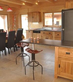 Fridge, microwave, oven, stovetop - 50m from the ski bus, slopes 5min, 4 * Family Chalet with parking and Wifi (Samoëns)