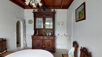 2 chambres, bureau, fer et planche à repasser