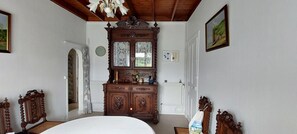 2 chambres, bureau, fer et planche à repasser