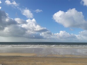 A beach with a sandy shore and a clear sky with clouds. - VILLA 300m FROM THE BEACH BY PEDESTRIAN WAY FLOWERED GARDEN CLOSED NEAR SHOPS (Agon-Coutainville)