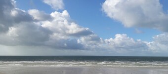 VILLA 300m VOM STRAND ENTFERNT BEI PEDESTRIAN WAY BLÜHTE GARTEN IN DER NÄHE VON GESCHÄFTEN