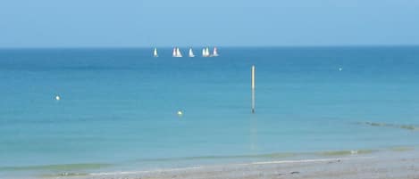 Vlak bij het strand, ligstoelen aan het strand