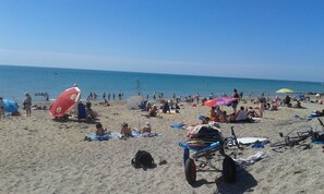 Ubicación cercana a la playa y tumbonas