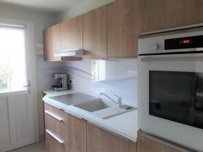 Frigorífico, microondas, horno y placa de cocina