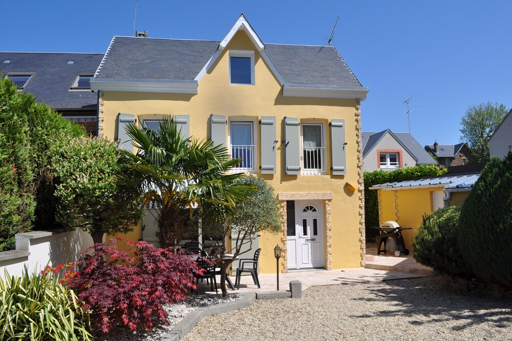 House located in the city center and close to the beach