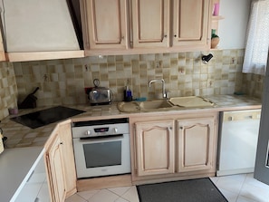 Fridge, microwave, oven, stovetop - Villa and swimming pool 6 pers near Saint-Rémy de Provence ( chateaurenard)   (Châteaurenard)
