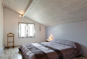 4 bedrooms, in-room safe, desk, iron/ironing board