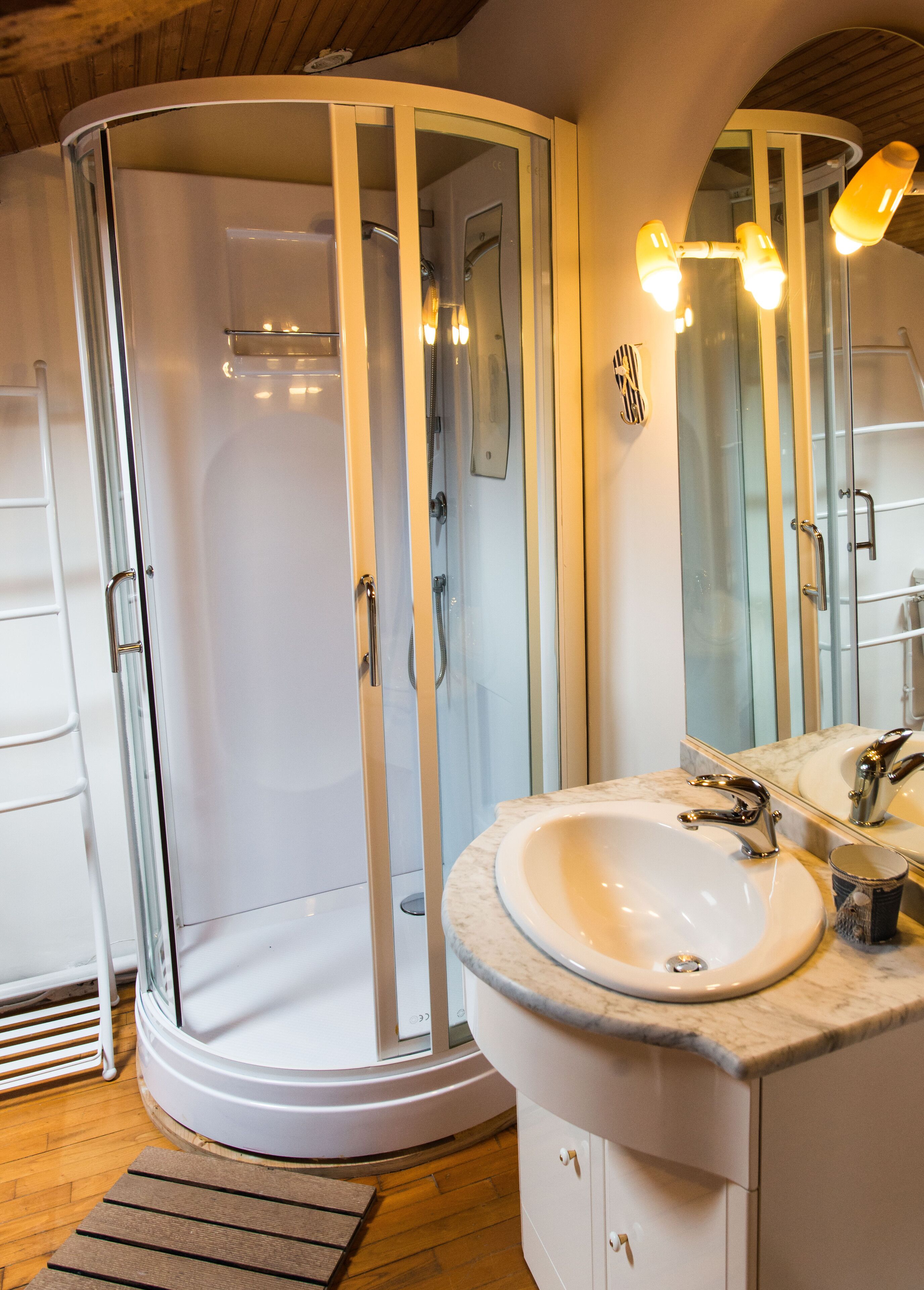 Baignoire, sèche-cheveux, bidet, serviettes fournies