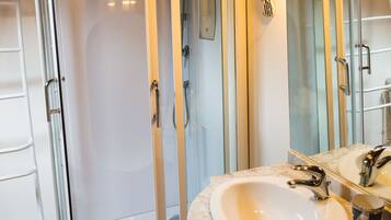 Baignoire, sĂšche-cheveux, bidet, serviettes fournies