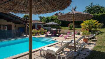 Una piscina al aire libre, una piscina climatizada