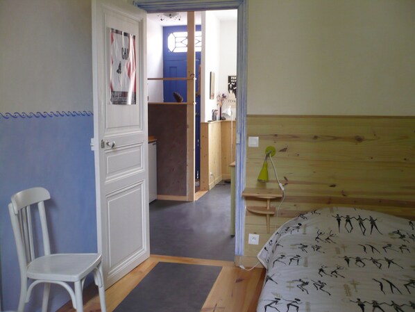 1 habitación, tabla de planchar con plancha, wifi gratis y ropa de cama