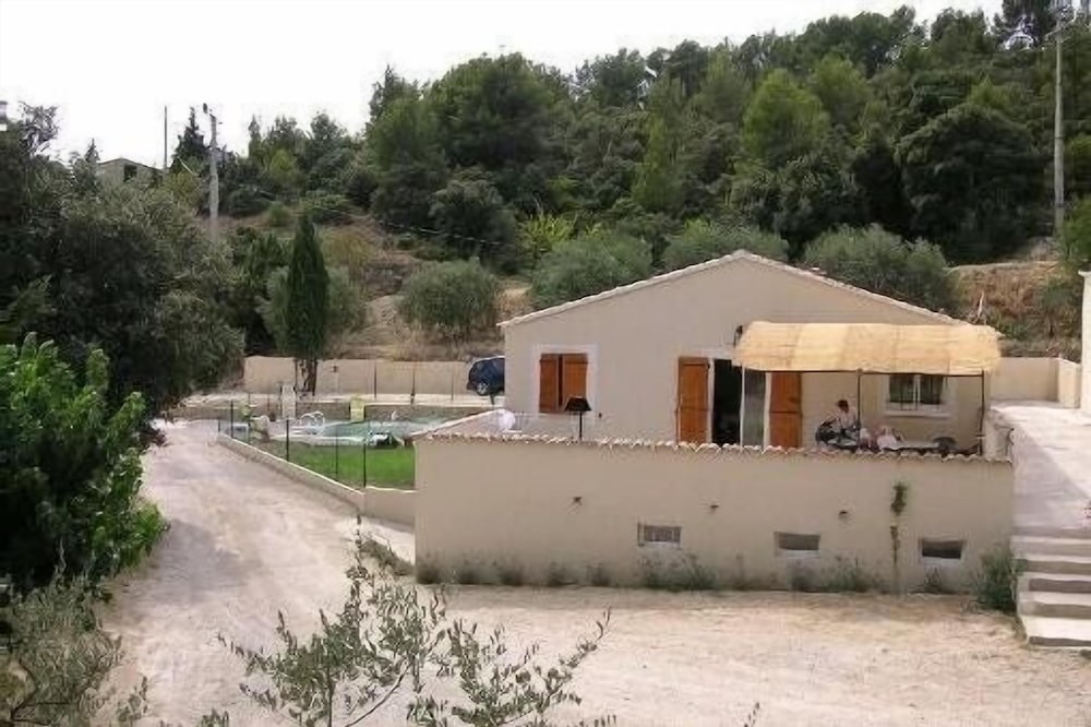 Villa in Le Barroux with swimming pool at the foot of Mt Ventoux